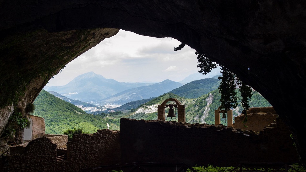 Grotta di San Michele Arcangelo Musei e Architettura a Olevano